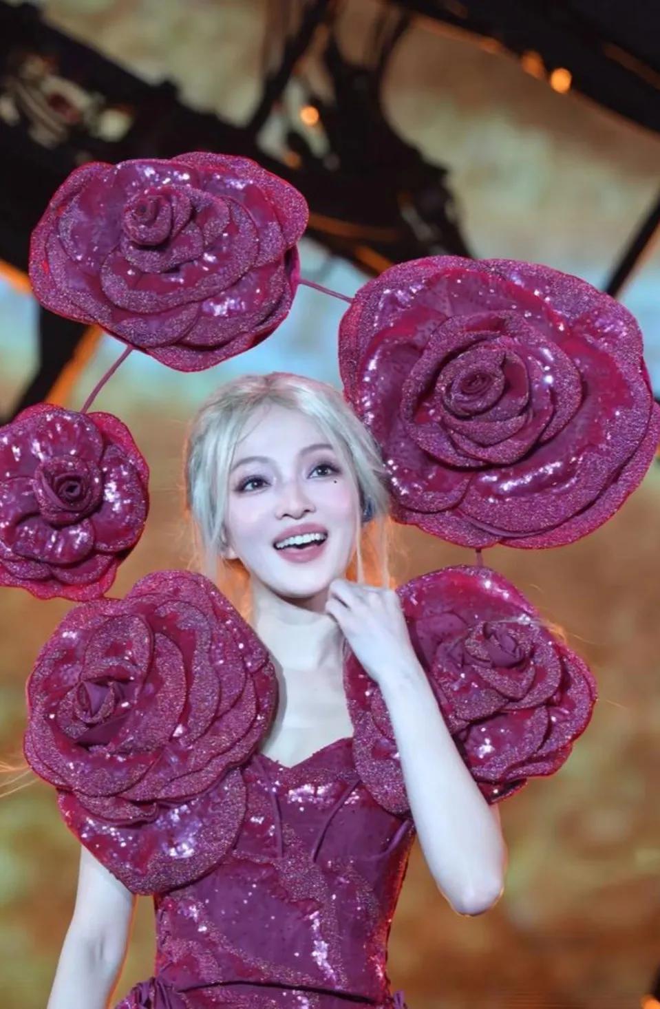 这造型太美了！

每一次演唱会造型都让人眼前一亮

她的造型师真的没有瓶颈期
