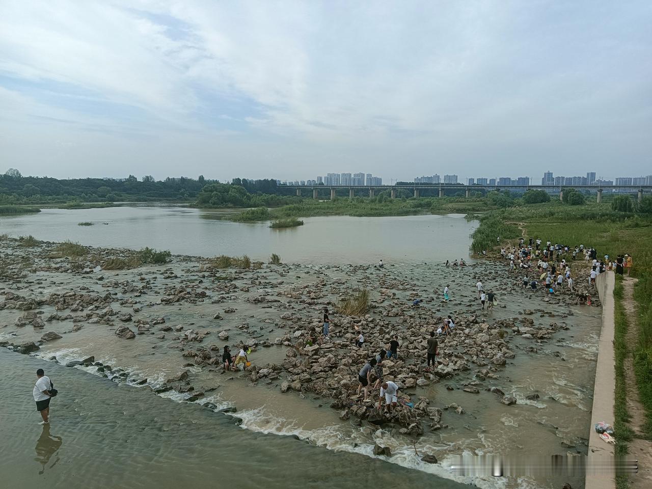 下午，我从西航花园沿着灞河东路闲逛漫转。制定的“计划安排”是从这里起步走到位于地
