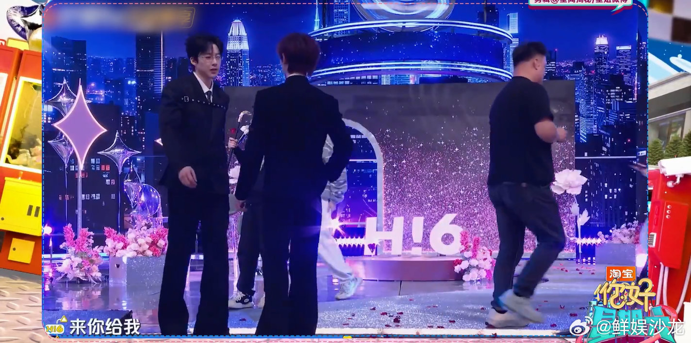 丁程鑫又教刘宇宁跳舞又能看到丁程鑫教刘宇宁跳舞啦，俩人一个随性一个专业，碰撞出来