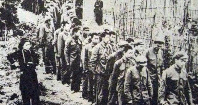 1979年，俘虏交换后，200多名战士终于回到祖国。他们刚刚跨过边境线， 广州军