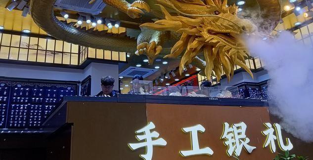 张荣发走了以后，遗嘱一曝光，大房的子女连名字都没被提。五百多亿新台币的存款、股票