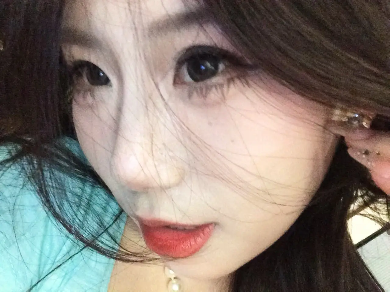 比巴掌先来的是她的香味