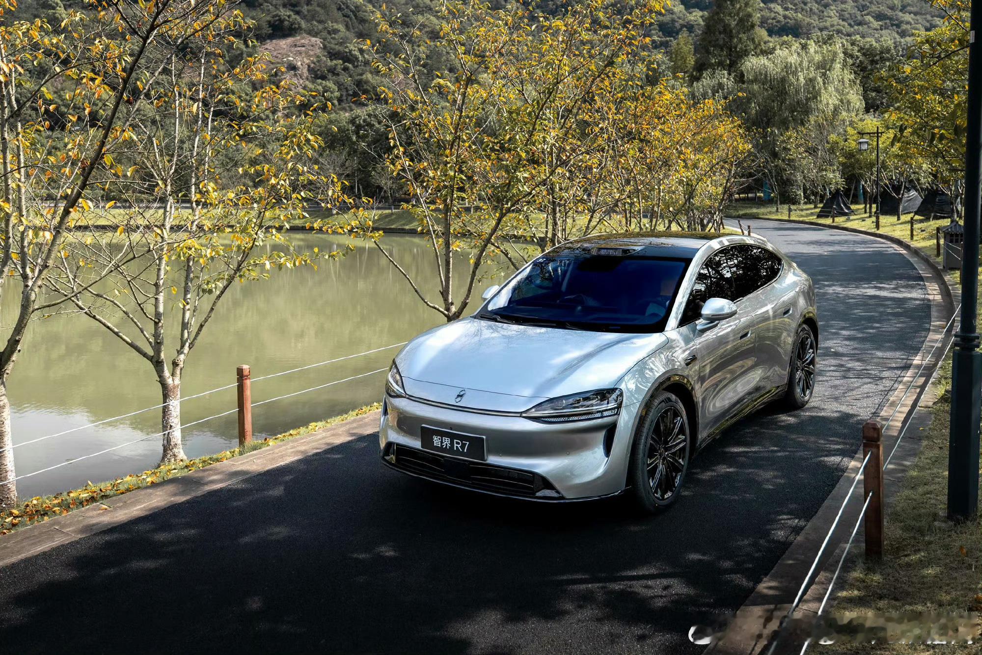 赵长江称R7和ModelY都是主流溜背造型 直播讲解智界R7设计巧思，纯电平台给