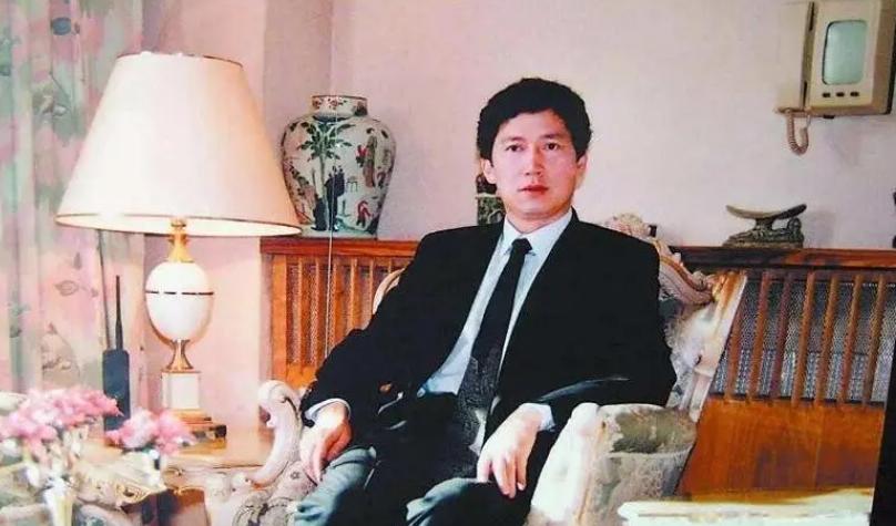 “这是我留给你的遗产。”躺在床上奄奄一息的老妇人说着，从床铺下翻出一张纸条。李春