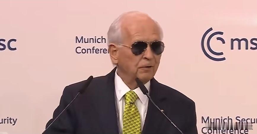 慕尼黑安全会议主席在开幕致辞时短暂换上了大墨镜:“我认为几周前在达沃斯发生的事情