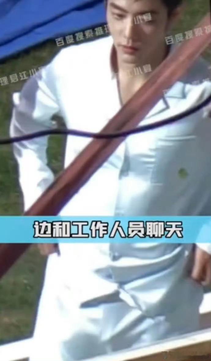 肖战睡衣路透 ，哥怎么感觉肚子微微隆起啊。不过胸肌是真的可以！ 