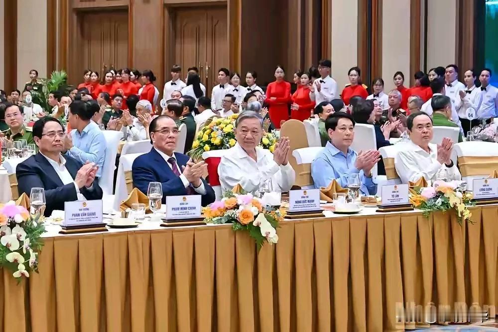 作为越南前党首出席由现任四驾马车参加的大型会议，农德孟穿着非常正式，笔挺的西服搭