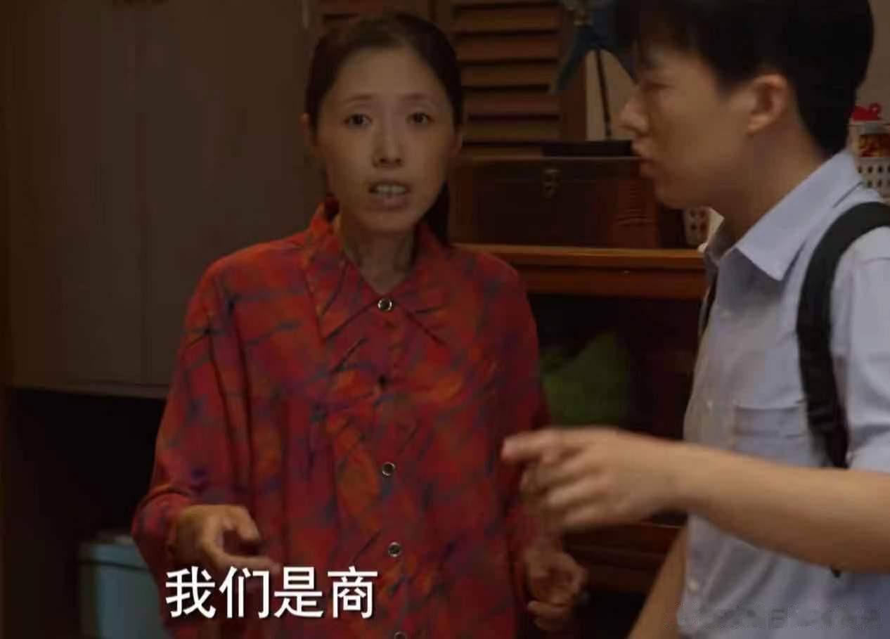儿子找保姆照顾瘫痪的老母亲，结果保姆不但虐待老人，还把老人独自留在家中自己却不知