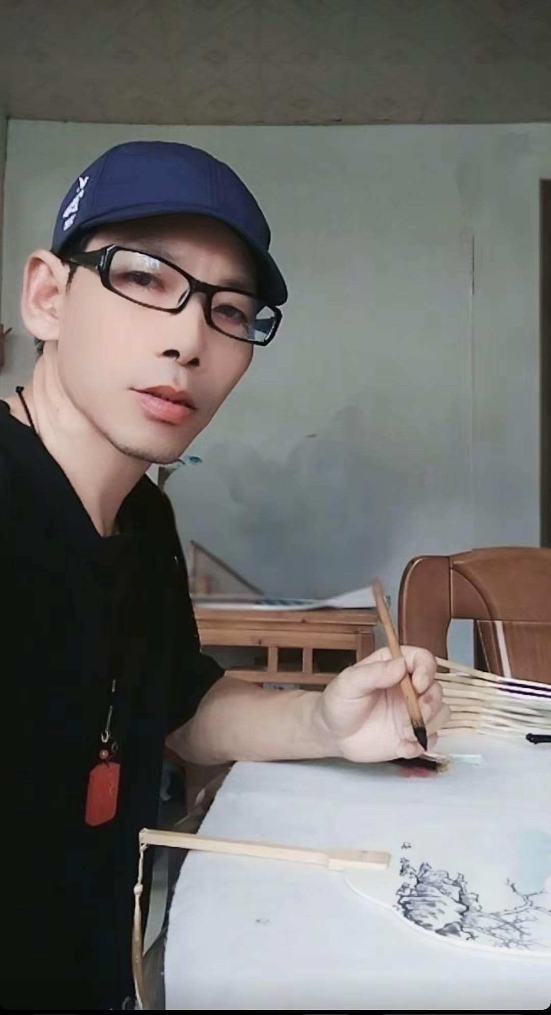 因为自己淋过雨，所以我尽量做那个撑伞的人，