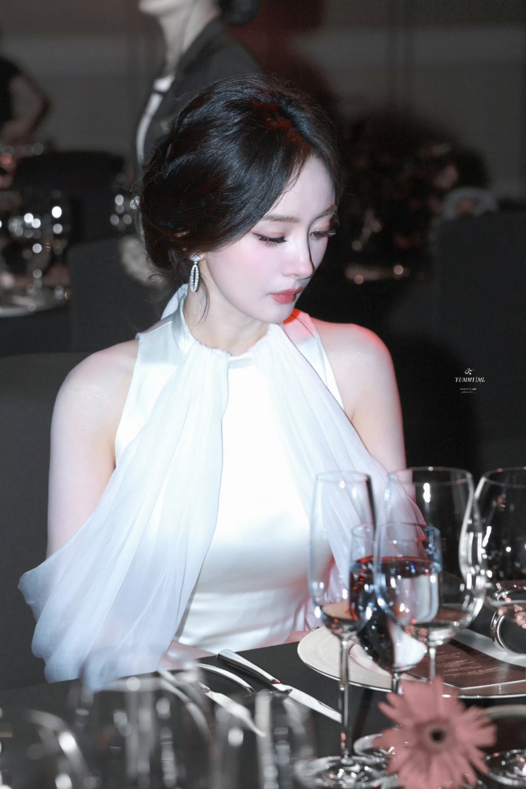 杨幂上台不小心踩到裙子摔倒了 就这个电影人杨幂牛，这么迅速的调整，台词功底还这么
