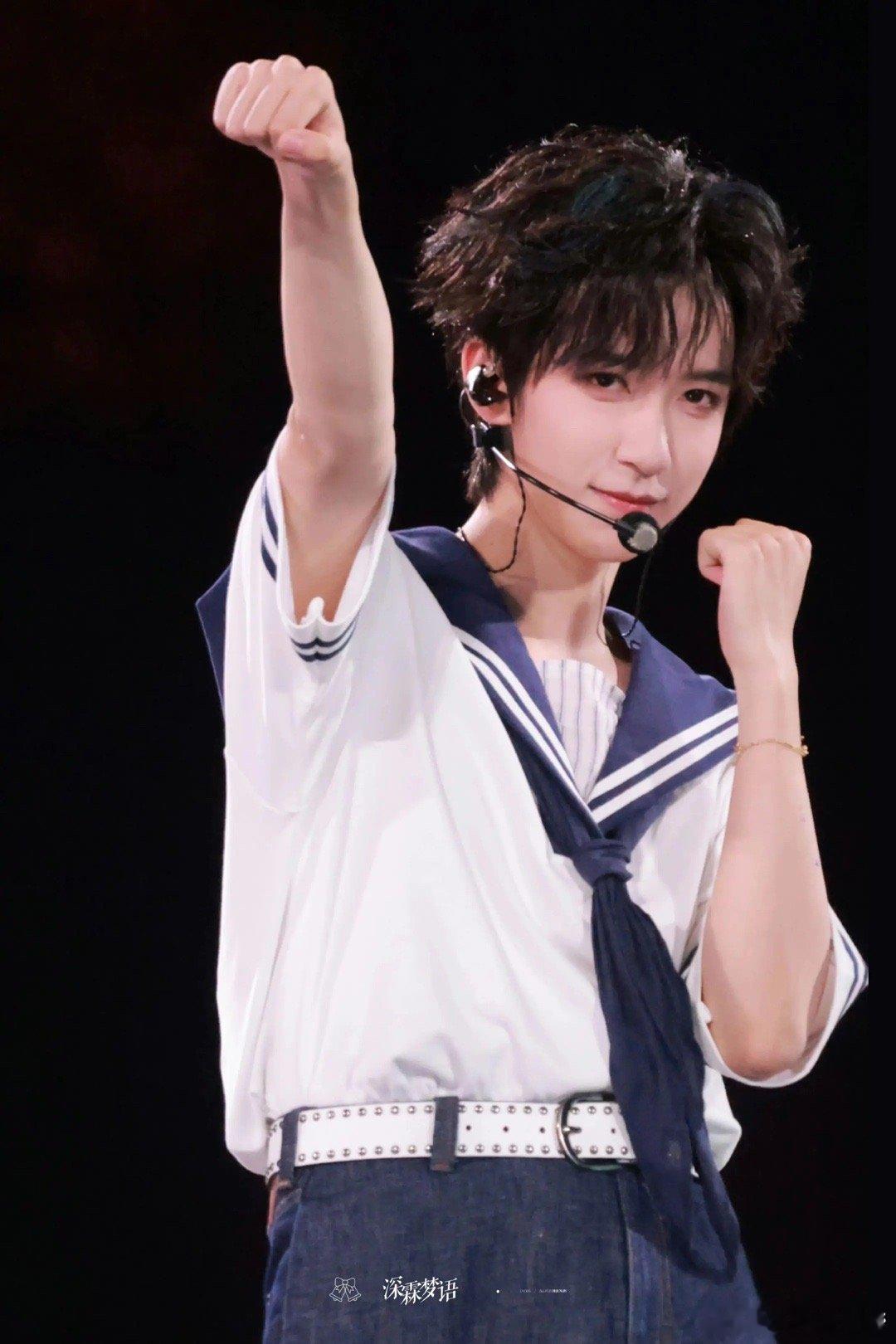 网传贺峻霖给宋亚轩的音综当主持 谁懂啊！自家人看自家人舞台的快乐！小贺拿着话筒掌