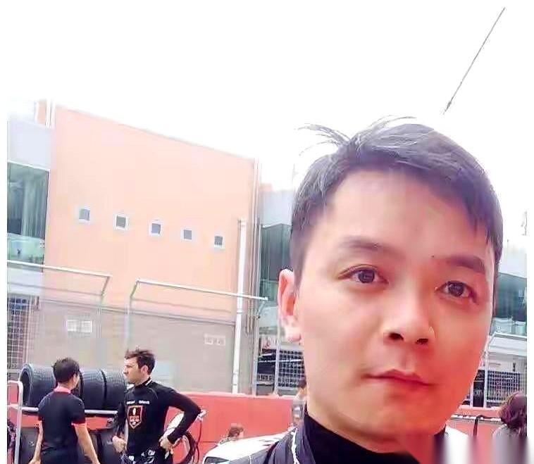 一顿饭干掉90万。
八个人，一桌菜40多万，自带的酒48万，服务费零头都够我一年