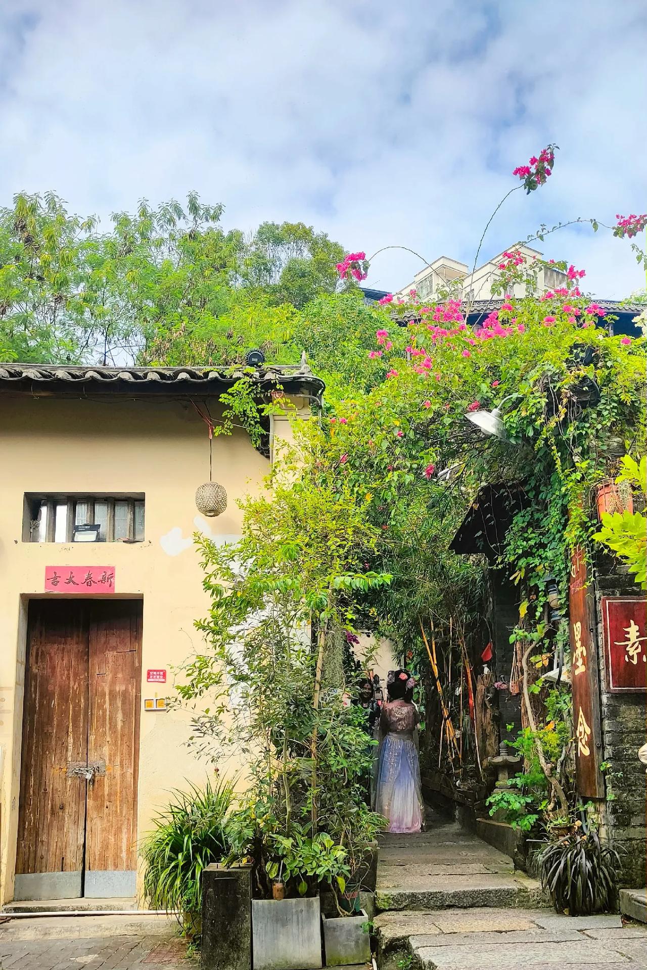 甘坑客家古镇闻名已久，今日得见真颜。
这个古镇起源于明清时期，位于深圳市龙岗区吉