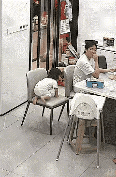 冷酷无情的妈妈！
    这当妈妈的，既没有安全意识，又如此冷血无情。孩子从椅子