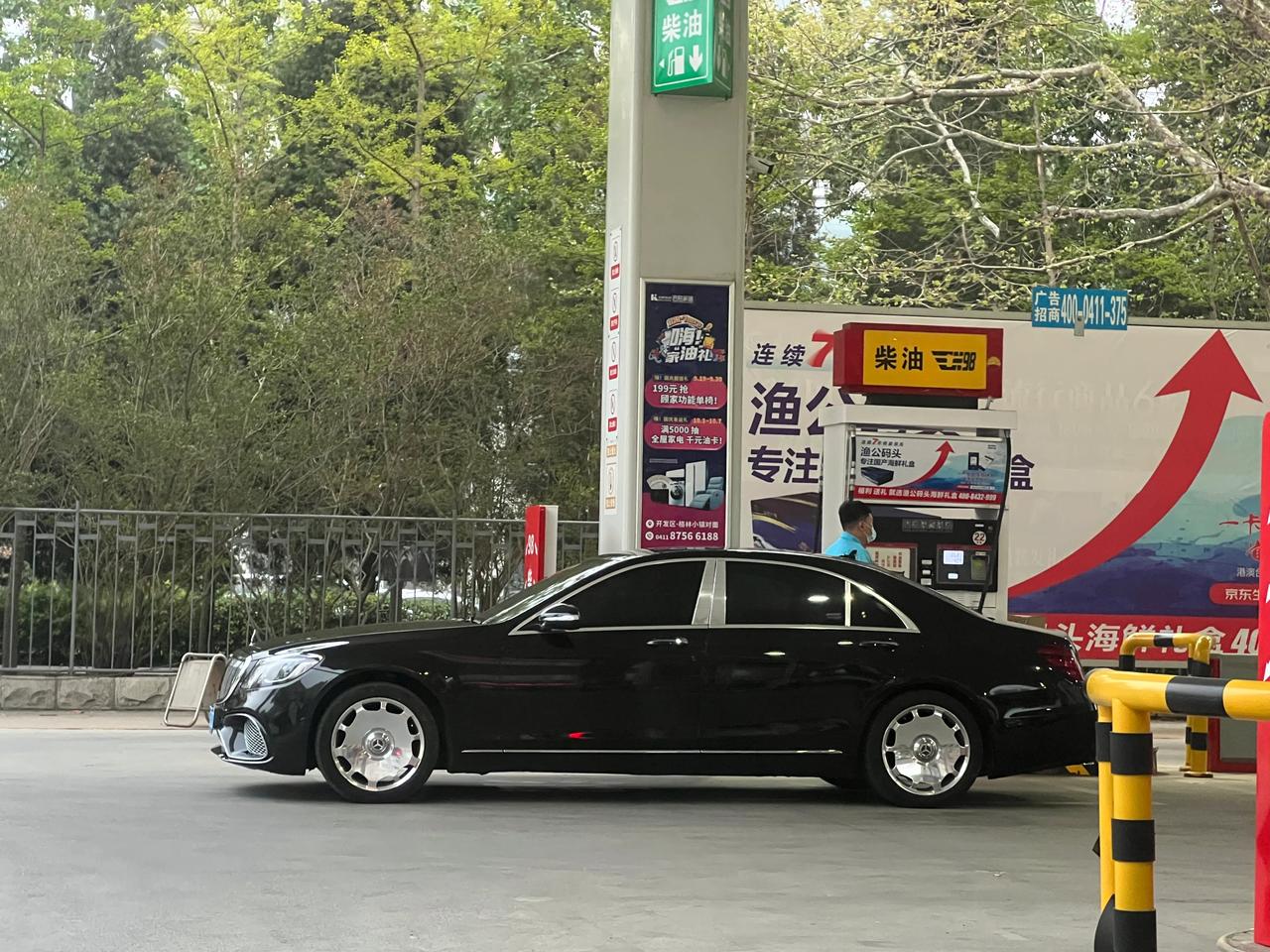 今天拍到一台加柴油的奔驰S，这机率应该低过法拉利了吧。