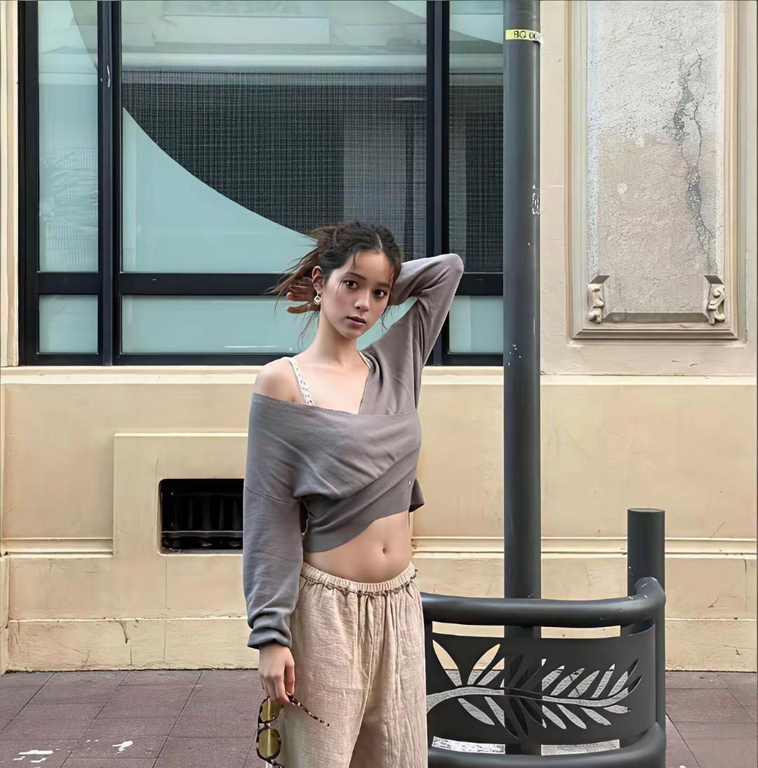 欧阳娜娜露出的小肚子格外接地气，身上没有经常运动的紧致感。 