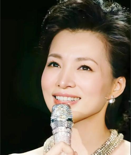 2012年，密春雷向董卿求婚，董卿立马拒绝：“你有老婆，我是不会嫁给你的。”话刚