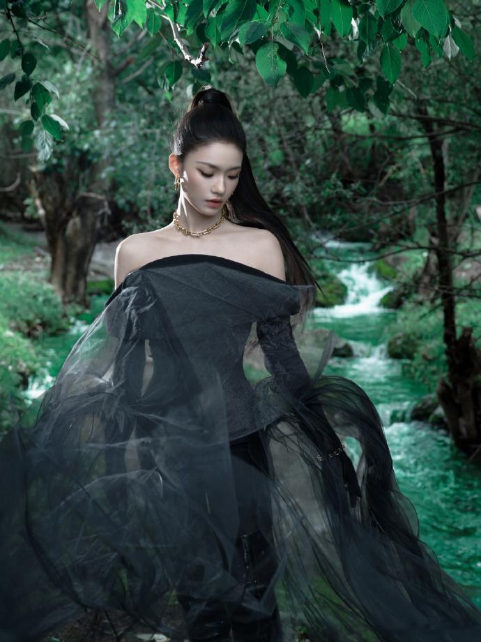 林允VOGUE礼服是裤子 打破常规太绝了！裤装礼服利落又灵动，林允这波又把妆造玩