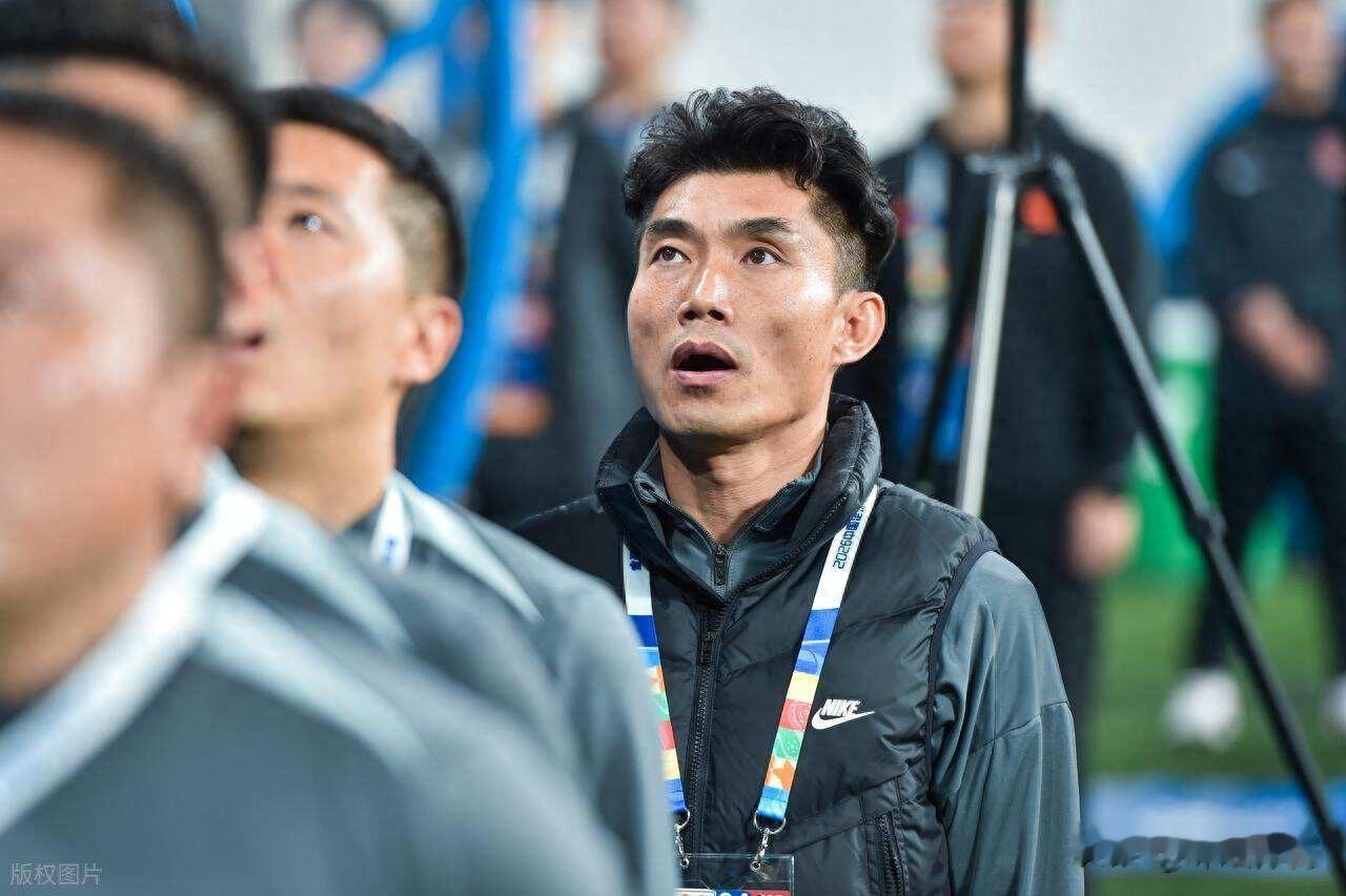赢球走出下课危机？青岛西海岸死磕辽宁铁人，郑智将迎来救赎之战