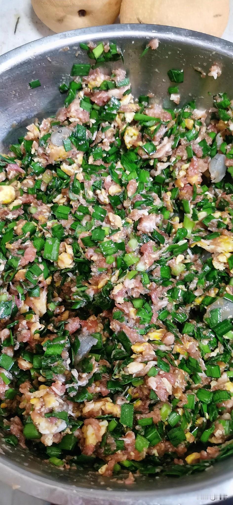 今天是冬至，北方的传统是吃饺子。我上午就去市场买了猪前尖，自己在家剁肉，切韭菜，