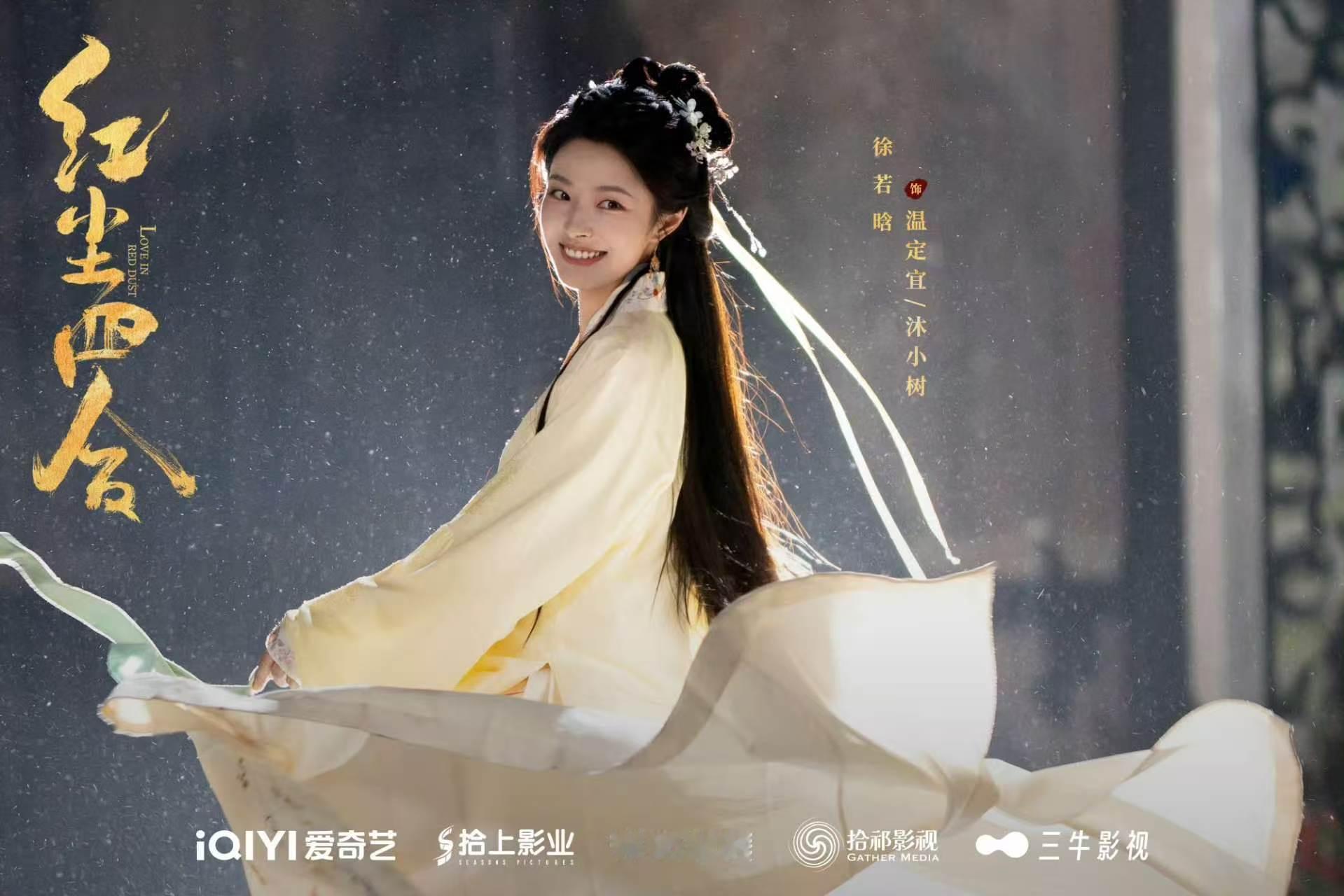 王星越徐若晗喂一口蓝莓 徐若晗冲你一笑，嘴角不自觉就往上跑了。看了那么多回，回回