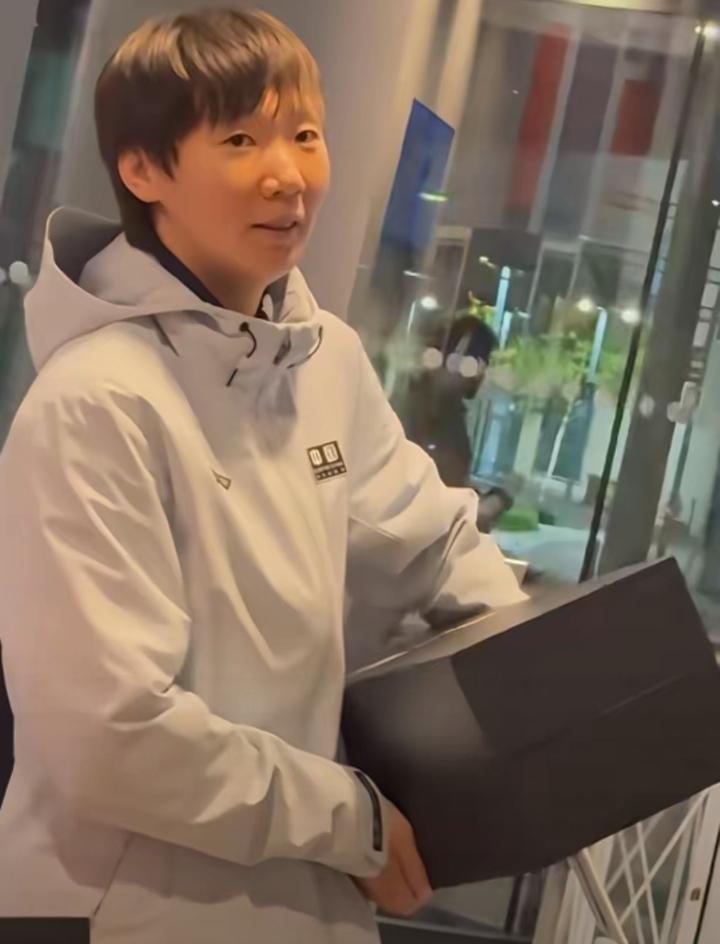 谁懂！夺冠后的王曼昱状态真的太好了！

拿下冠军比出“1”的手势，满脸笑意，藏不
