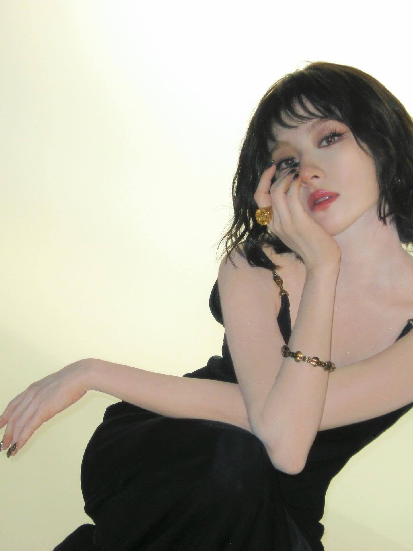 嚯此女终于想起来自己还有个ins了 图二是新图吧 ​​​