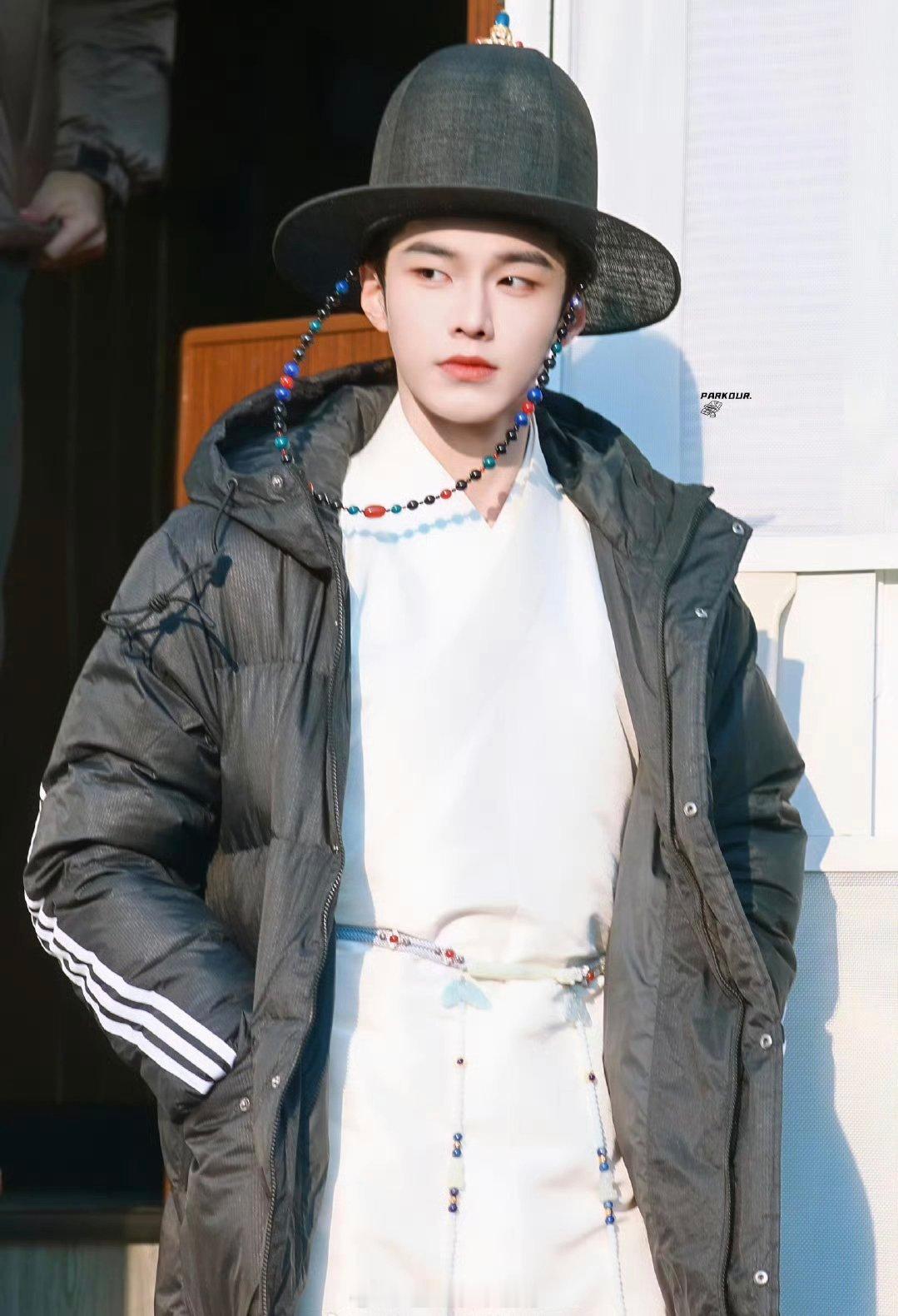 何与《窈窈有期》新造型路透图！好看吗