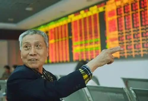 一位股友在十二年前，重仓60万元买入20万股，因为他看中他的分红。当他收到第一次