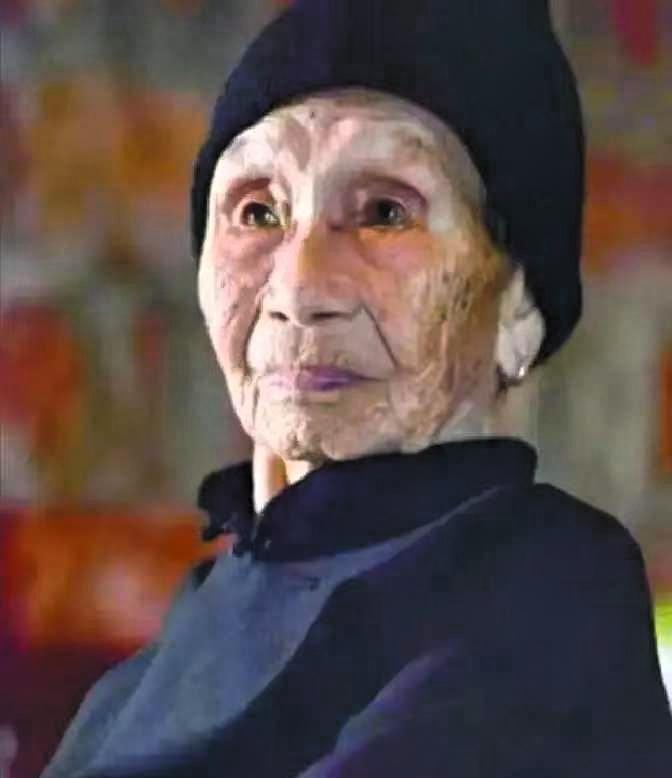 1941年，14岁的黄有良被10几个鬼子，扒光了衣服乱摸，姑娘拼了命反抗，把鬼子