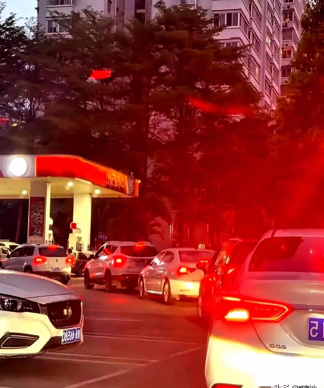 4月12日油站又排长队，有人笑，我笑不出来

4月12号那个周末，全国好多加油站