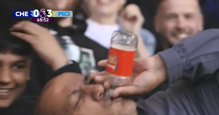 老哥你火了！吹阿森纳水瓶的球迷：瓶子是之前找枪手替补席要的！