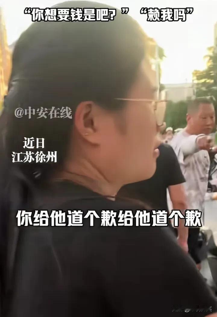 江苏徐州，一女子开着迷你五菱汽车占用非机动车道超车，差点撞到一名骑着电动车的大哥