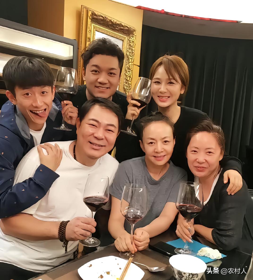 《家有儿女》开拍时，杨紫只有12岁。张一山比杨紫大半岁，但是女孩早熟。两人站在一