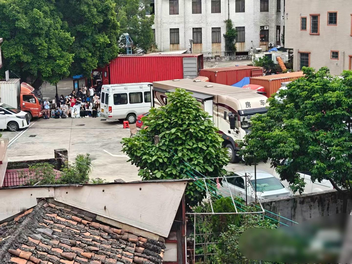只要白鹿在的地方，在广东哪个楼顶都能一眼看到白鹿粉丝[笑cry][笑cry] ​