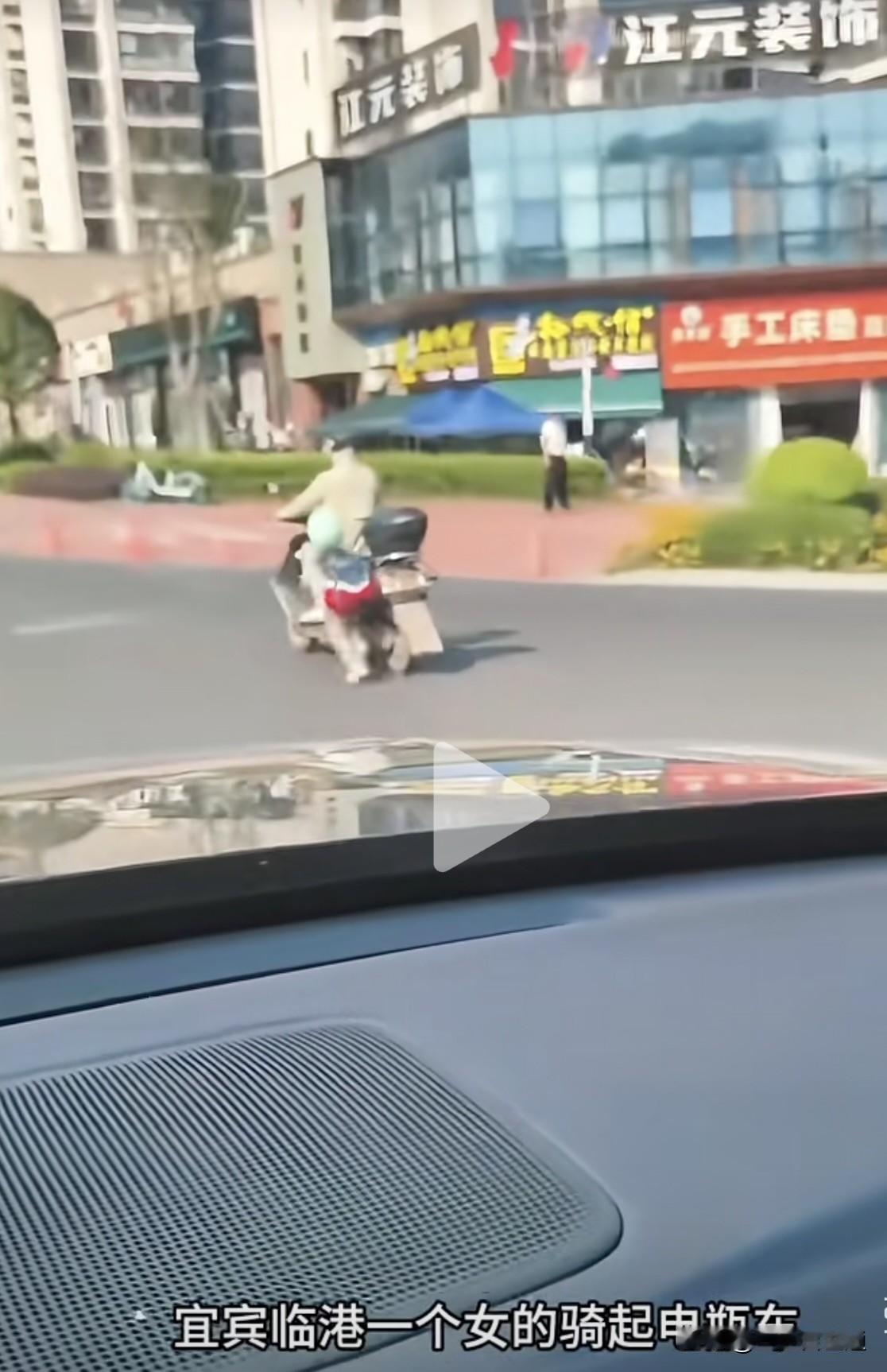 好痛心！宜宾一女子骑车，娃儿在旁边追跑直到摔倒！怎么忍心啊！宜宾 你怎么看 现场