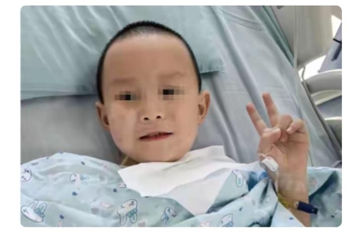 贵州小男孩从十二楼摔下来，掉在地下，最后被救了。

医生经过四个小时的抢救，终于