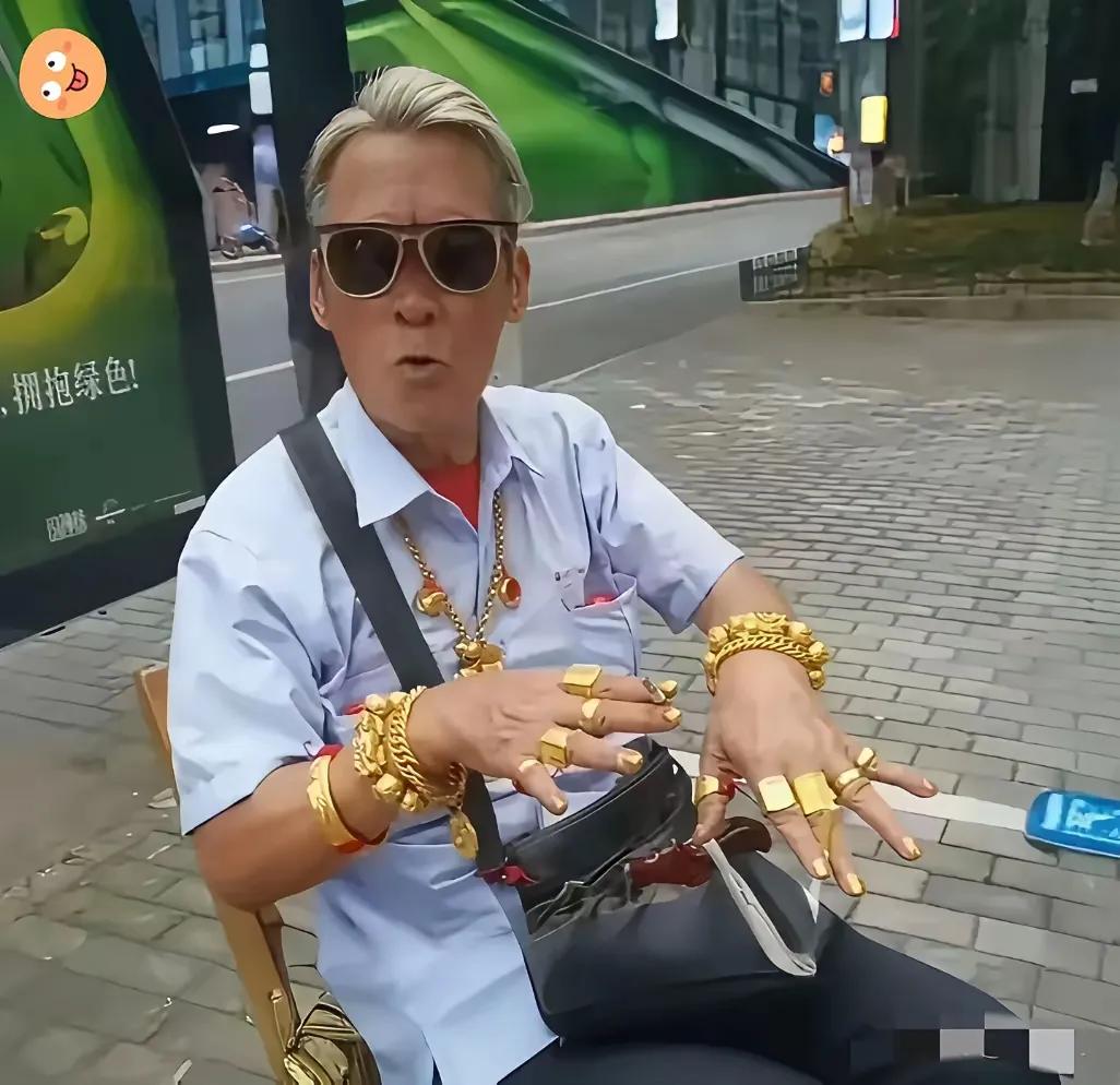 大爷:
不是我吹！别看我年纪大了，走在街上20岁的小姑娘都要多看我几眼！[捂脸]