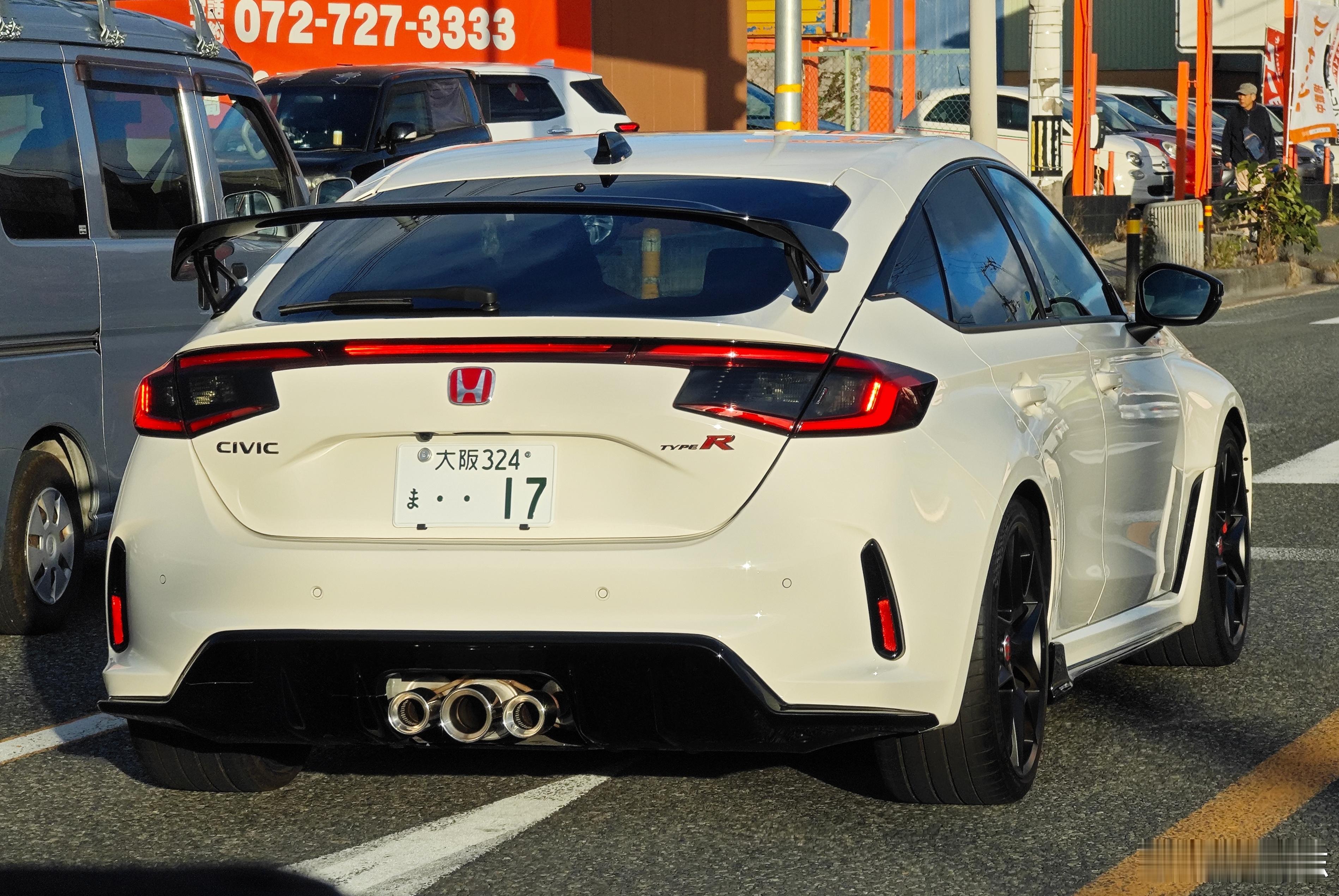 型车街拍  偶遇思域Type R，小宽体三中出太销魂了，姿态是普通思域掀背完全不