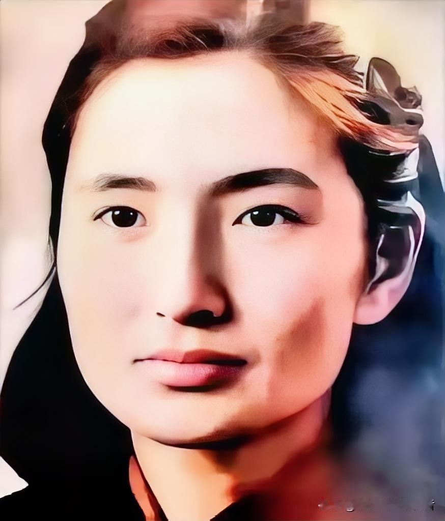 1943年，女特工邓静华炸毁日伪机关后，逃亡城外，不想日军穷追不舍，她被迫驾车过