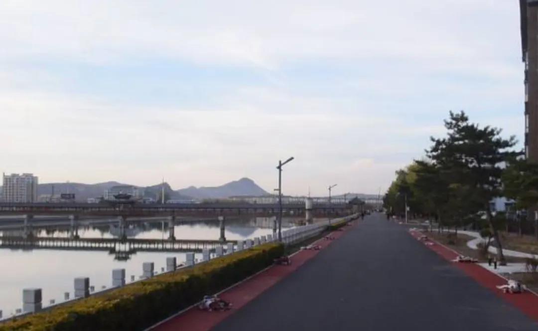 龙井市是吉林省东南部的一座城市，是延吉自治州代管之下的一座县级市。龙井市是一个以