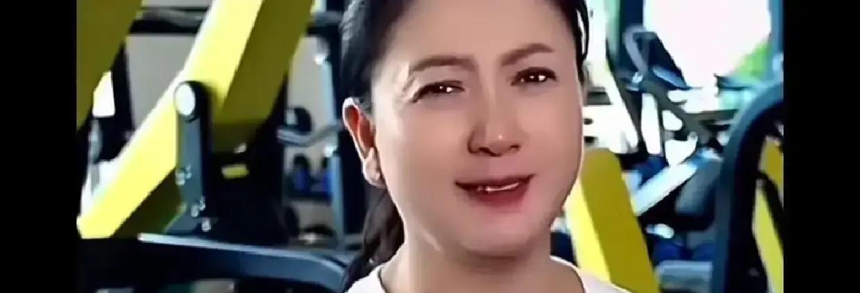 刀刚切下去，评论区先炸了。
三天前那场饺子直播，闫学晶的老花眼眯成缝，儿子自然接