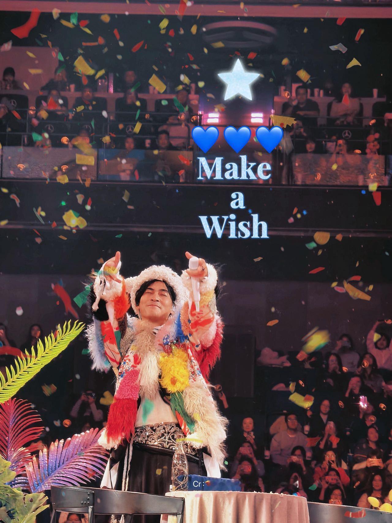 周渝民反差萌 他和伴舞绕着舞台互动的那段太好看了，一会儿和这个击掌，一会儿对那个