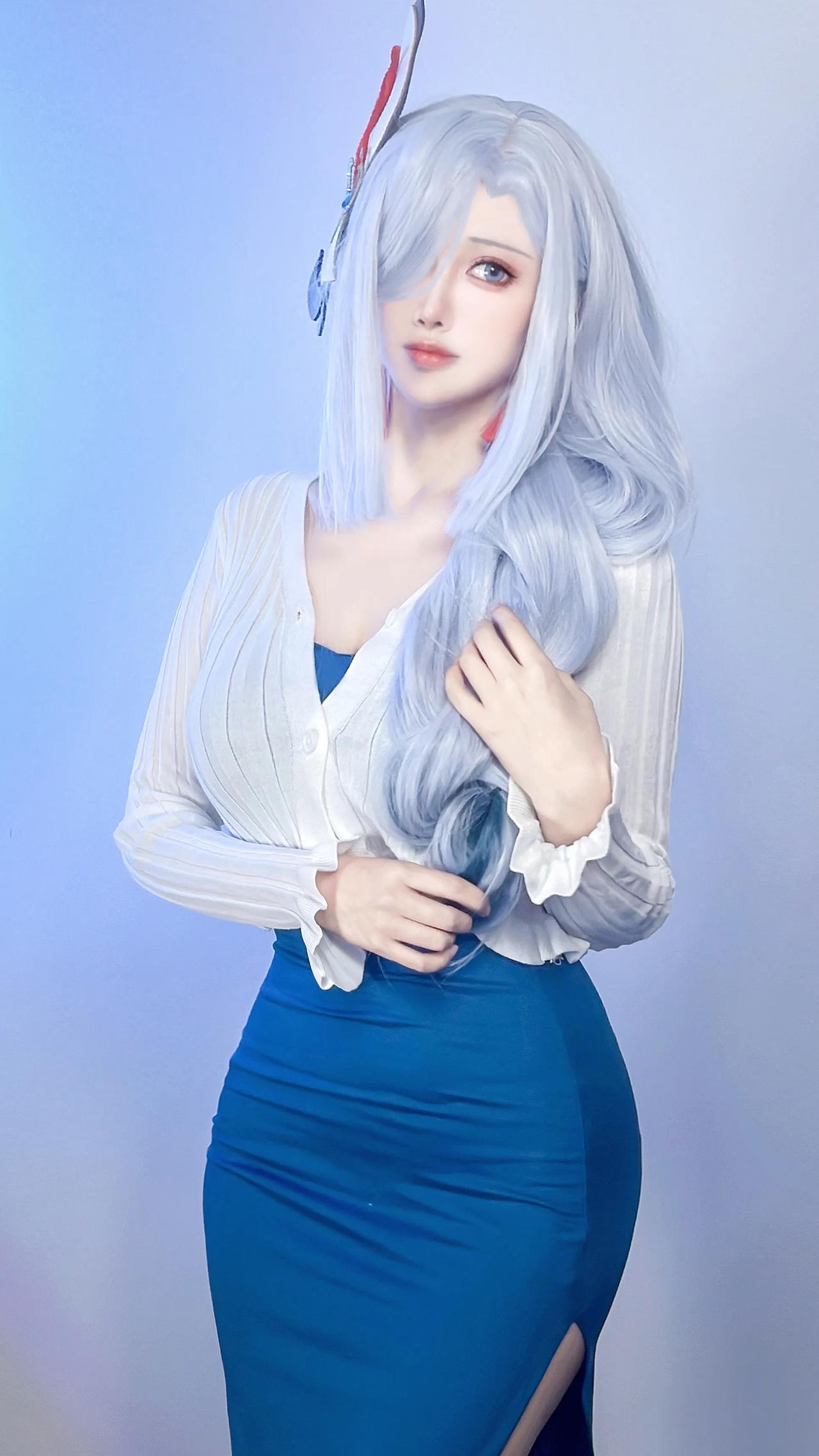小姨的妩媚。我很想知道，当时她抱着荧妹的时候，心里想着什么!  