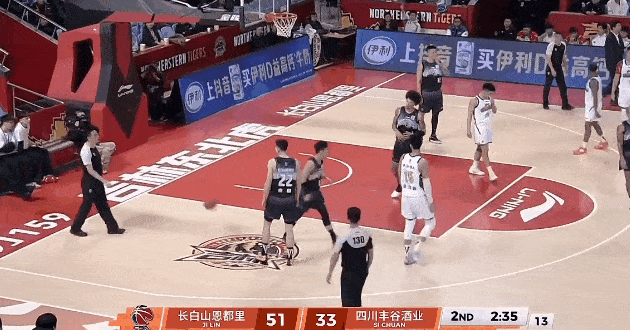 姜伟泽或被追罚！
对阵四川男篮的比赛中，裁判认为姜伟泽在防守时有犯规动作！让球迷