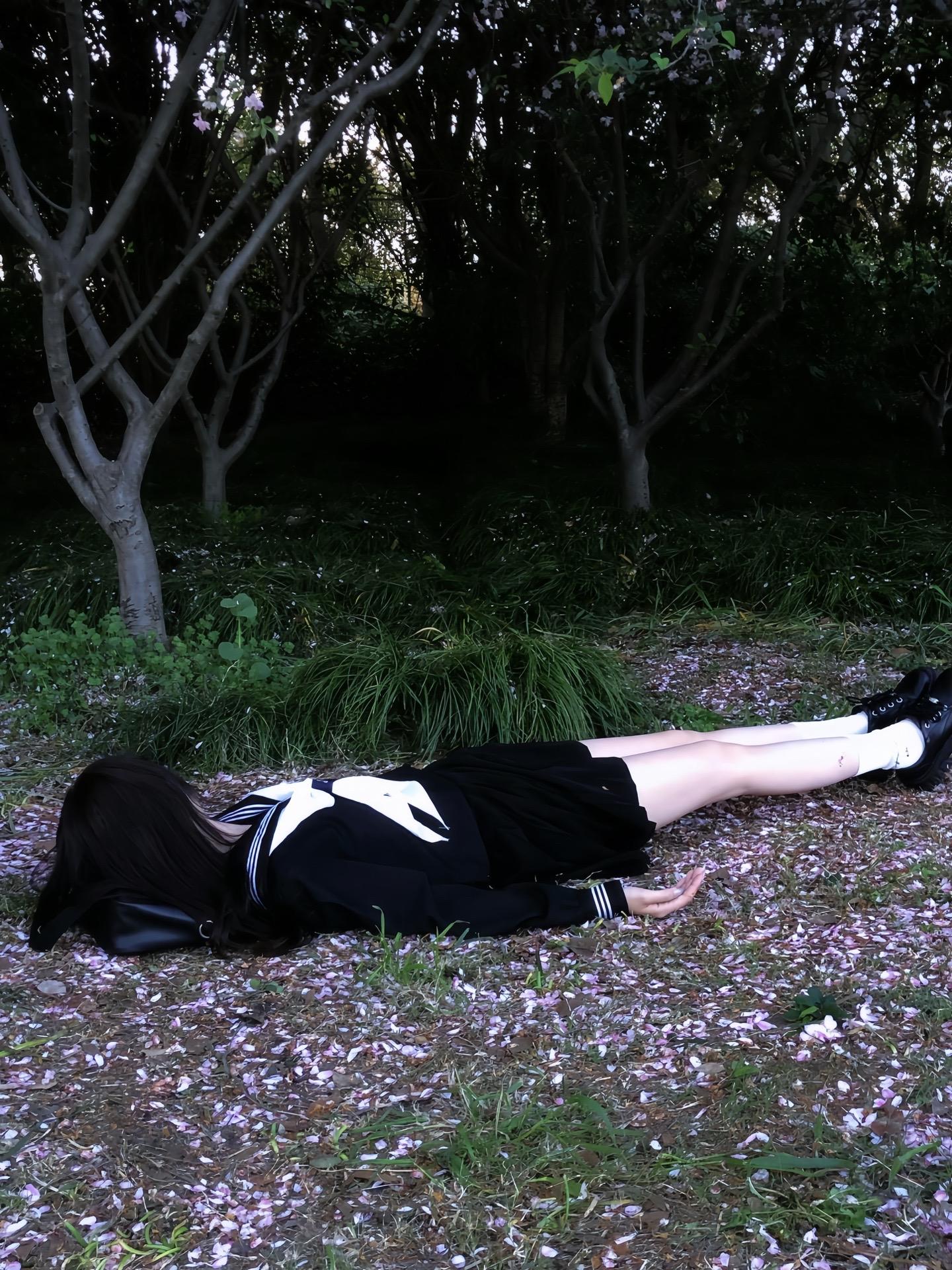 十万场雨洗出一个薄如蝉翼的夏天。