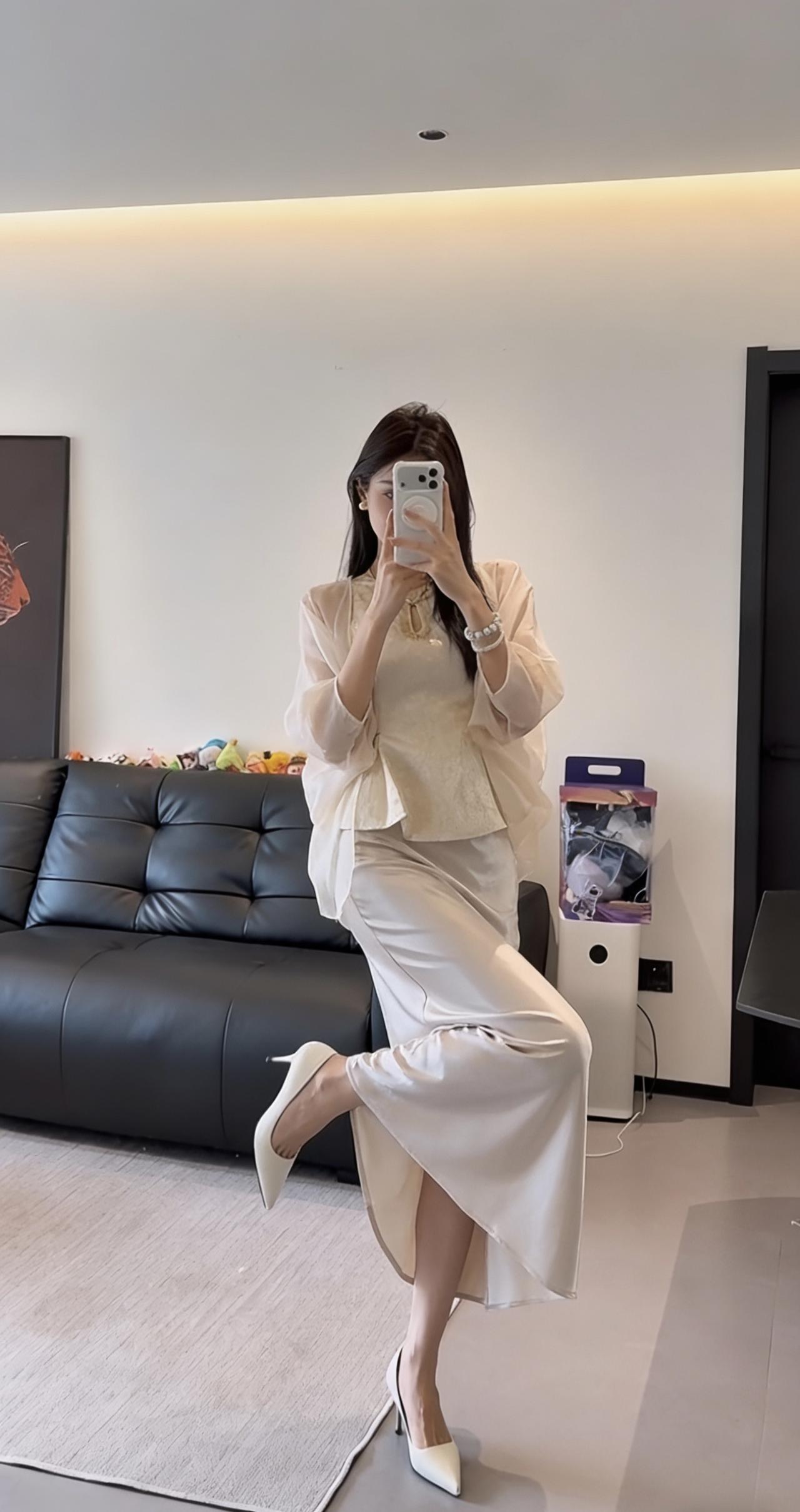 正常穿搭推荐，无不良引导。
这套穿搭采用新中式温柔风设计，整体色调为香槟杏/米白