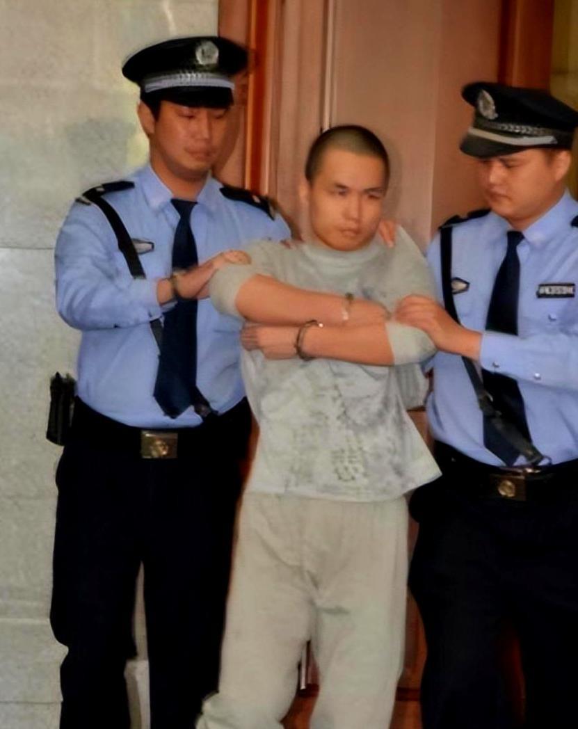 2013年，民警李才坤被判处死刑，面对记者的镜头，他突然掀起自己的衣衫，一件写着