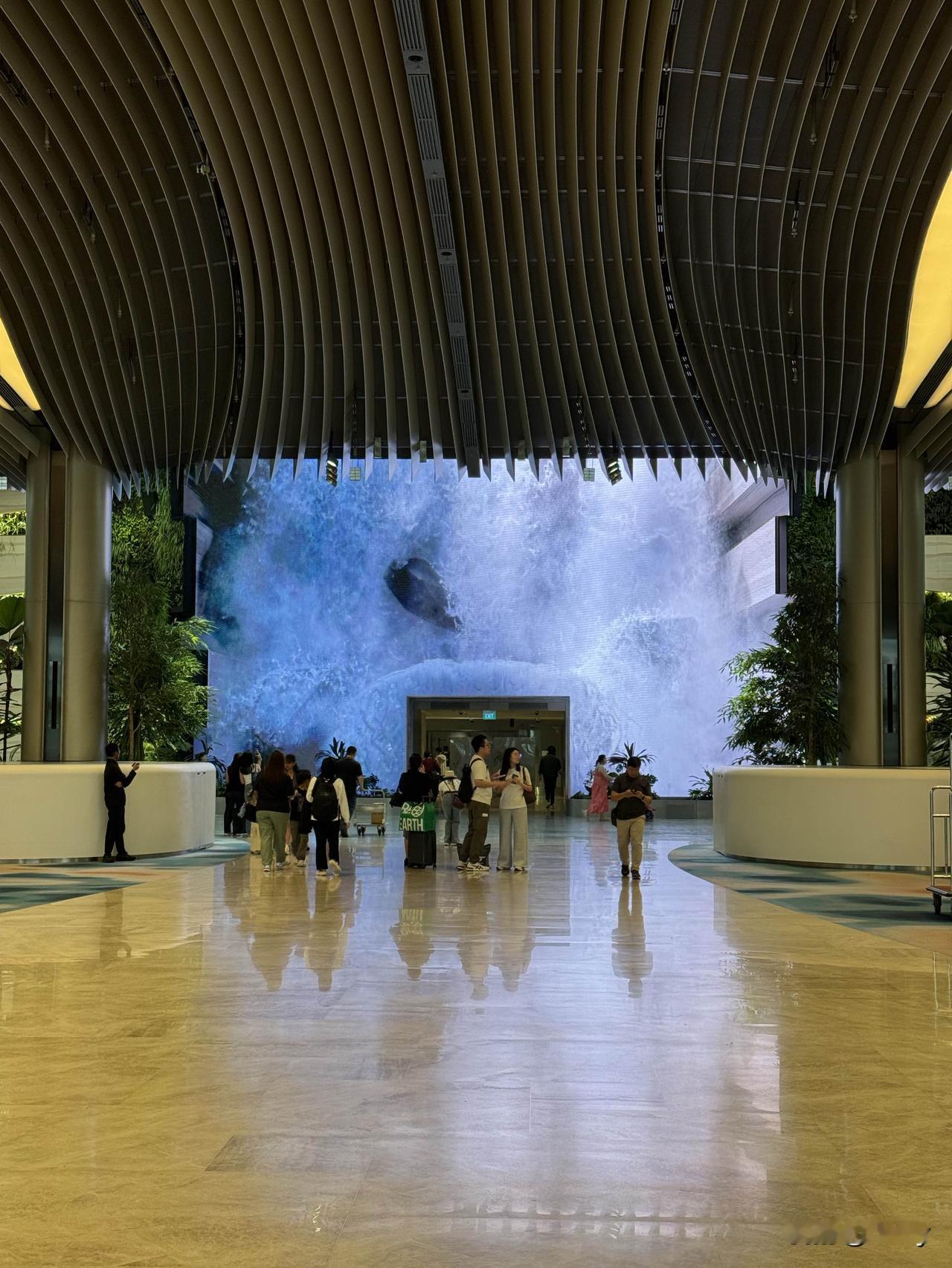 为什么买电视要买大，看看新加坡机场这个就知道了，太震撼了[大金牙]