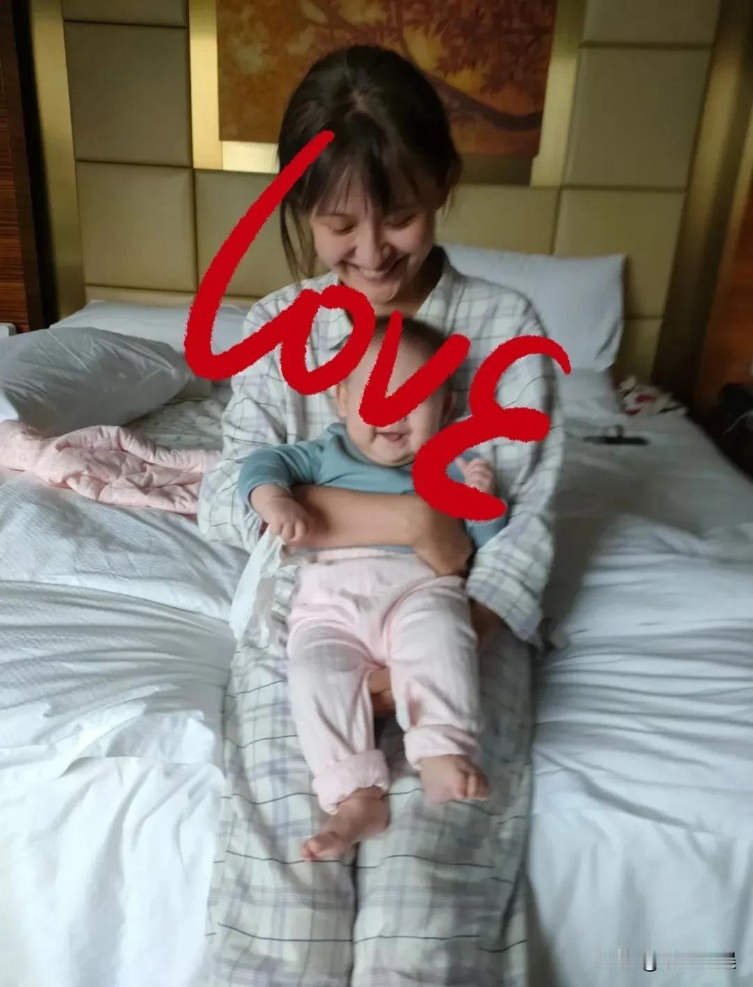 热依扎，首次晒和女儿三个月的时候同框正面照，这母女俩的嘴型，真的超像啊！
她在深